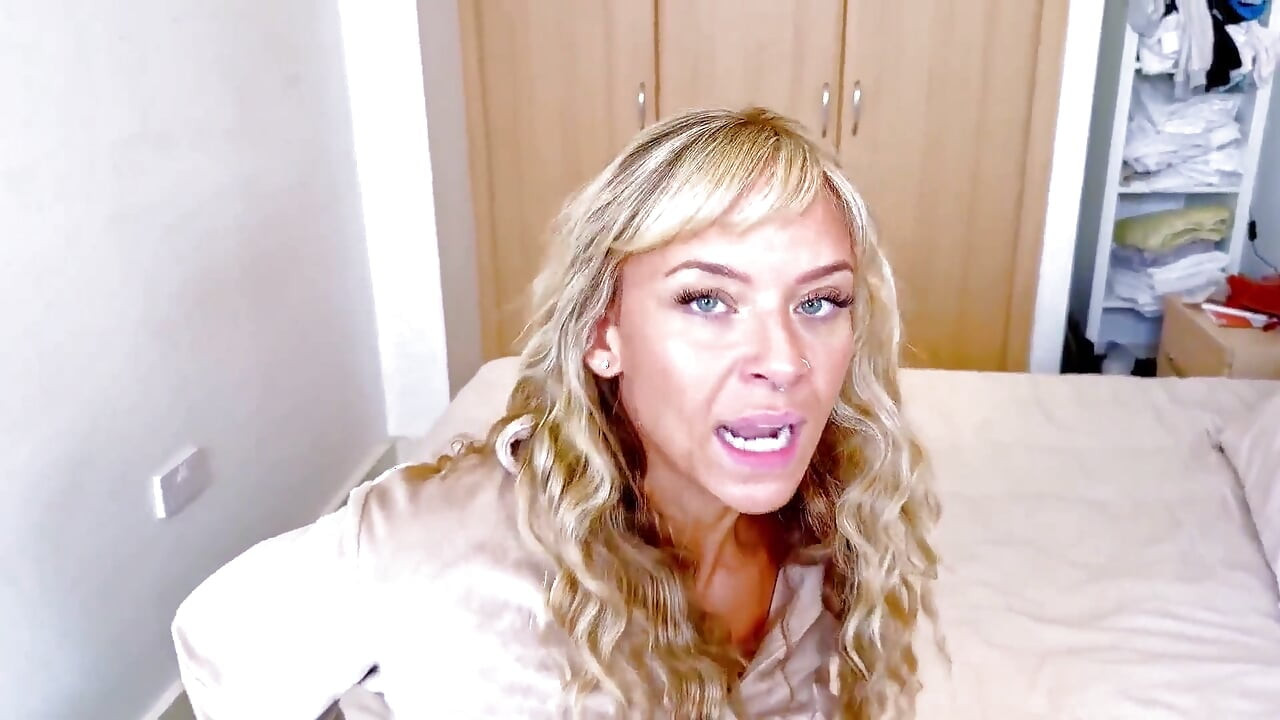 Renee on: Step Mom Tied, Toes Spread, Mouth Shut (4k)