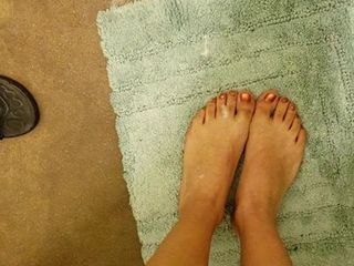 Masturbazione in bagno su piedi e dita dei piedi