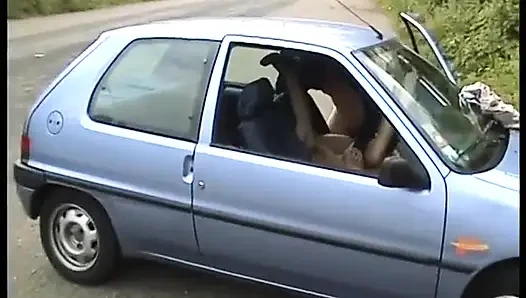 Sarışın bir kaltak yol kenarında yakalanıyor