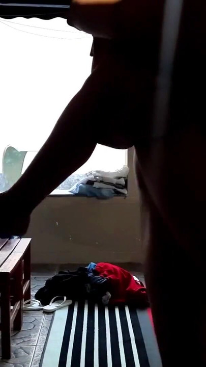 Moment de must-share de la "fiica vitregă fuma în curtea din spate și tatăl ei vitreg a sedus-o până când a făcut sex cu el"