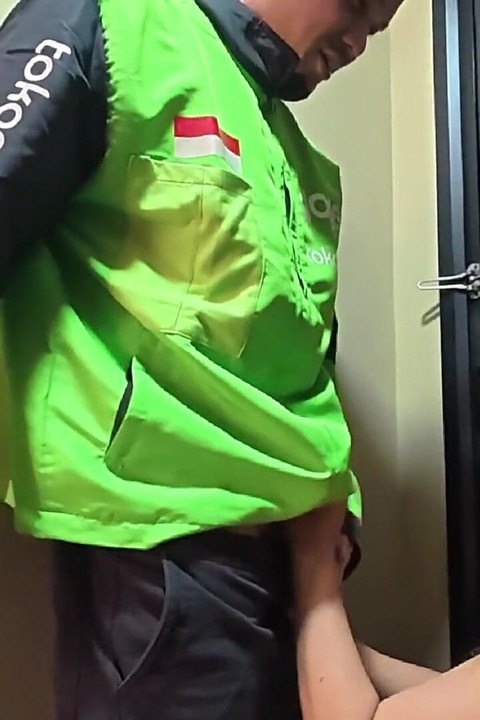 Indonesian Prank Ojol Get Extra Bonuses From Single Hot Moms