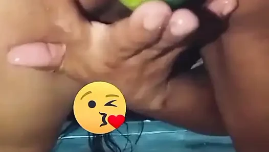 Büyük götlü üvey anne büyük kalın bir salatalıkla sikişiyor, bana açık götünün kanıtını gönderiyor.