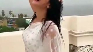 Индийская девушка танцует, видео