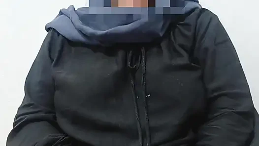 Красивая сестра в хиджабе