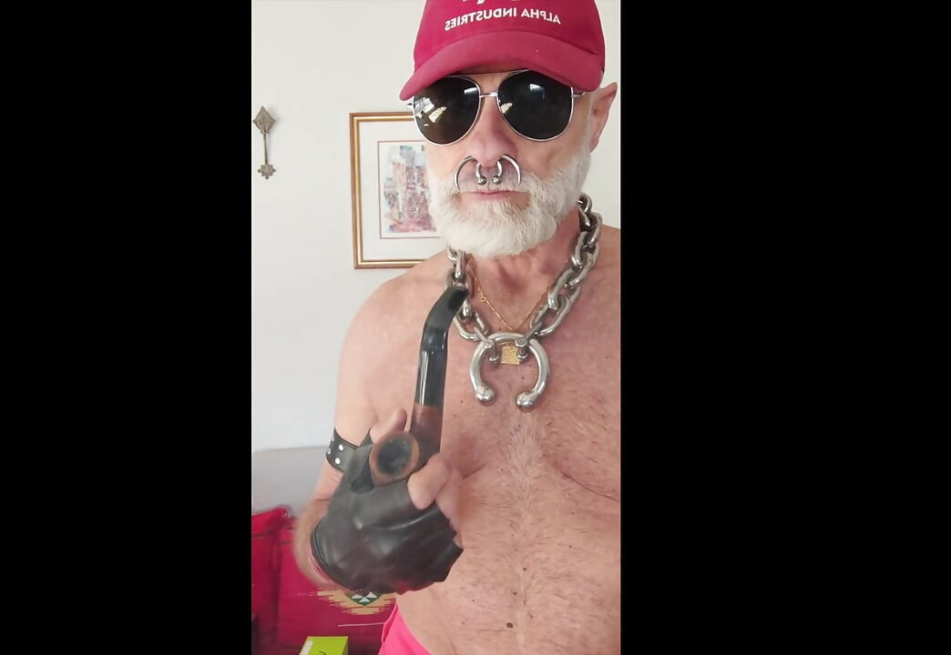Un beau-père fume sa pipe dans un équipement de salut-viz