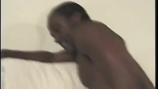 Pejantan terangsang menyukainya saat dia bergiliran menyodok dua cewek seksi