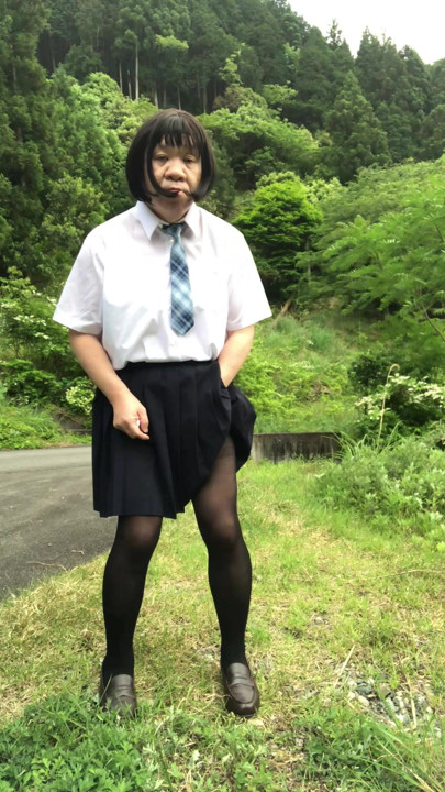 I'm masturbating deep in the mountains