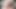 白髪の巻き毛の美しい女性が、庭や草の上でからかわれた後、殴られた。
