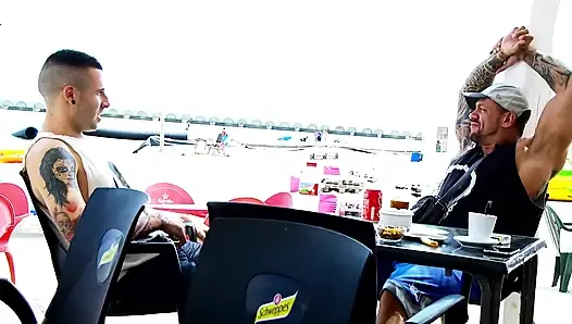 Vicki dientot enak dari belakang di dalam mobil
