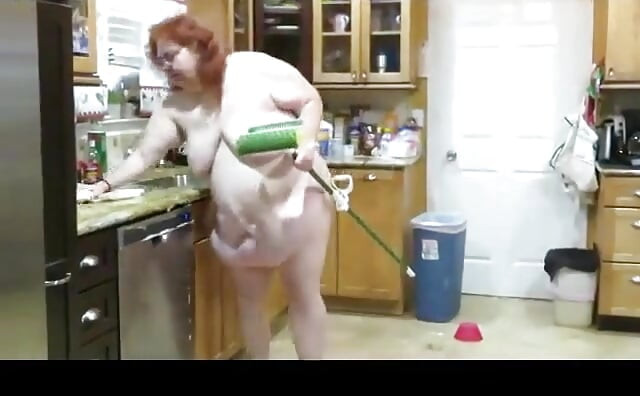 Video solicitado Gran mamá gorda milf limpia la cocina con su esponja mientras habla desagradable con ella