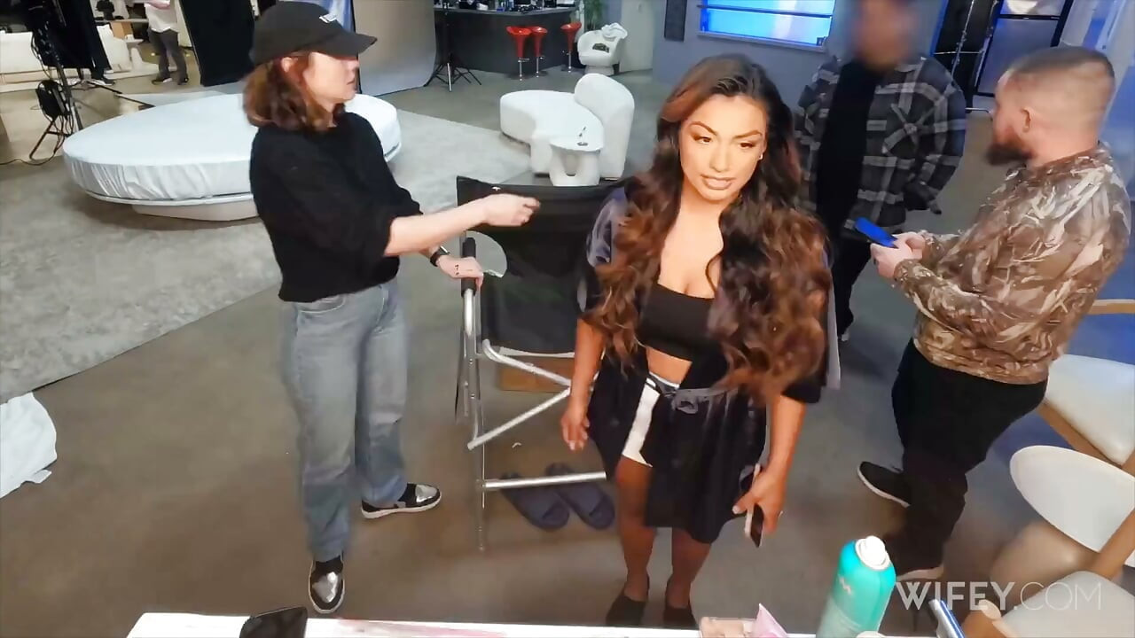 Wifey Gorgeous Hotwife Karina Valentina Gets Fucked Hard While Hubby Watches