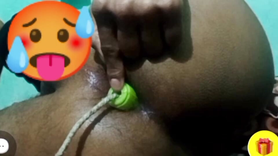 Ye apne gand me kya daal raha hai 😯 video call me