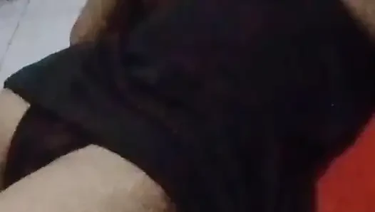 Güzel kız telefonuyla rahatlıyor