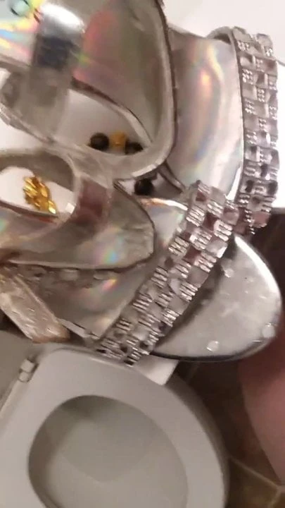 Χύσιμο σε περισσότερα τακούνια