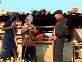 La nonna ungherese della contadina Janet fa pipì e scopa vicino alla stalla
