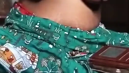 Трах киски пальцами... капля молока