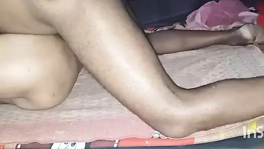 Hintli köylü evli kadın ve kocası yatak odasında sikişiyor