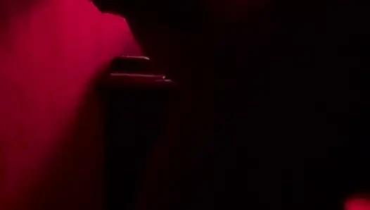 Интенсивный романский секс в красной комнате приводит к кримпаю после минета