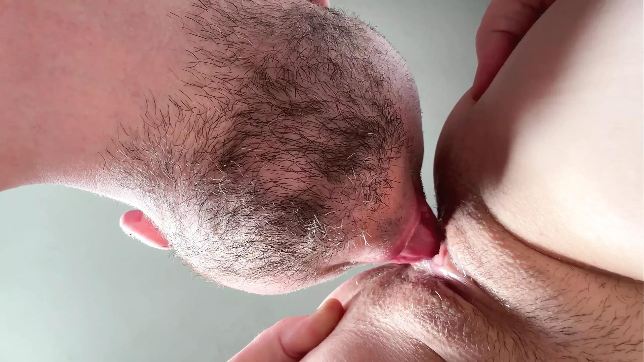 Comiendo coño después de orinar y semen en el coño