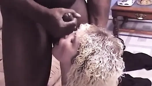 Amatör sarışın bebek oturma odasında adamın siyah yarağını emiyor