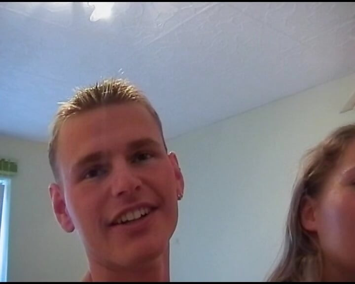 Mega žhavé německé teenky sdílející dildo a ptáka ve trojce