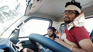 Arrêt sur l'autoroute, le chauffeur du camion ne touchait aucun billet, alors il s'est fâché et s'est fait lécher le cul par le garçon assis à côté de lui.