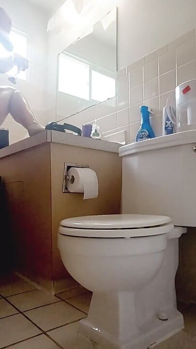 فقط في حال أردت أن ترى .. أنا أحلق ساقي..