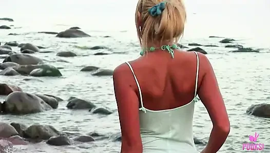 Carmen H'nin güneş elbisesi sandy plajında ıslak amını ovuştururken yapışıyor!