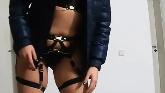 Stoking pelacur, celana dalam thong & sepatu bot - siap dipake