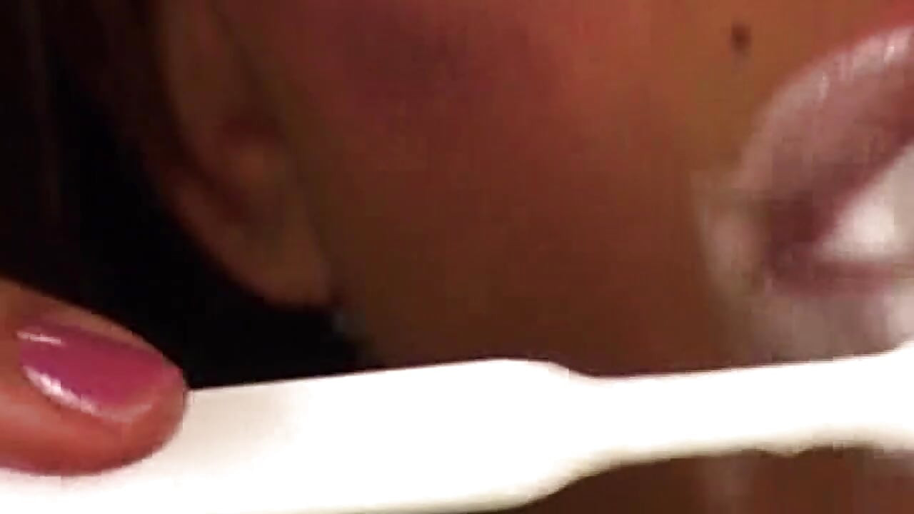 Azgın orta yaşlı seksi kadın damlayan rosebud patlamasıyla derinden yumruklanıyor