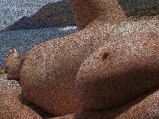 Julie Cunningham est allongée nue sur une plage