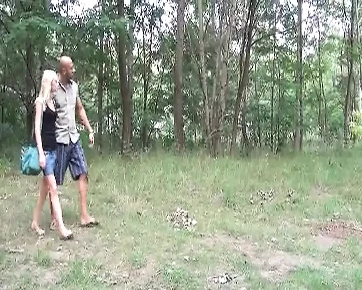 A vékony szőke német csaj BBC-n lovagol a szabadban