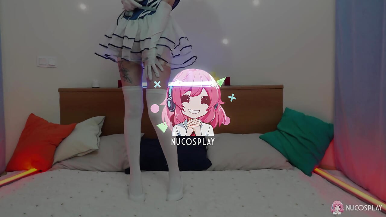 Extra minúscula Lilith Liber em seu primeiro vídeo pornô cosplay
