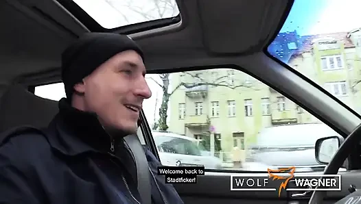 Stella wird in einem park doggystyle gefickt und schluckt heißes sperma!
