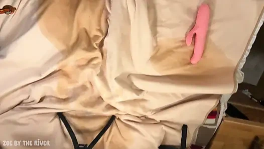 Zierliches natürliches schätzchen in halterlosen socken fickt ihre enge rosa muschi und squirtet überall (Amateur-solo-teaser)