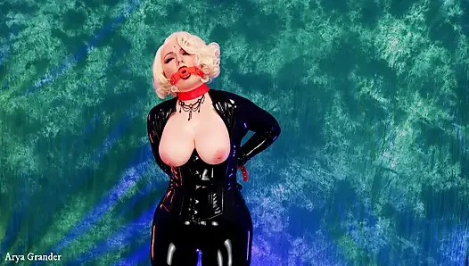 Seksi lastik ağzı tıkalı orta yaşlı seksi kadın: lateks içinde esaret altında