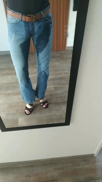 Die Damenjeans wird nass