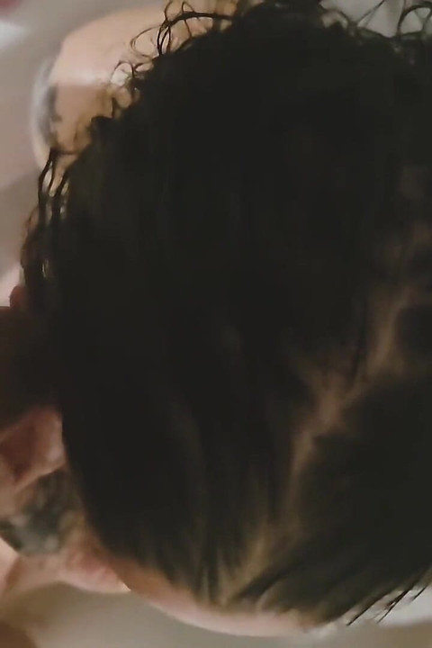 Tatianal menghisap zakarnya dan dia merangkap di mulutnya