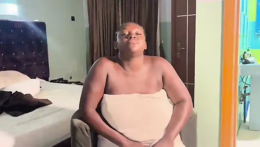 Casting: bokep akting pertama kali, cewek seksi kulit hitam dengan toket besar dan pantat montok lagi asik duduk di sofa kami