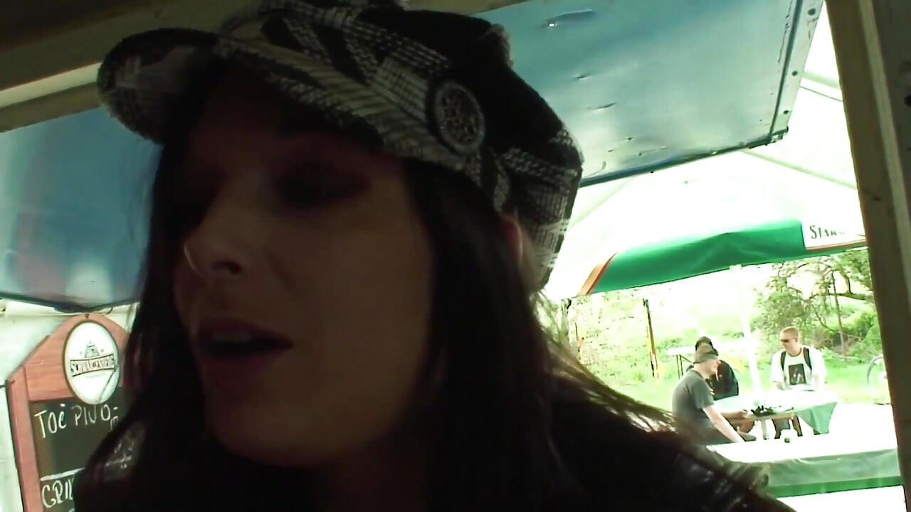 I'm lost and I ask for information in the area in exchange for a fuck with my very hot, very tight and shaved pussy