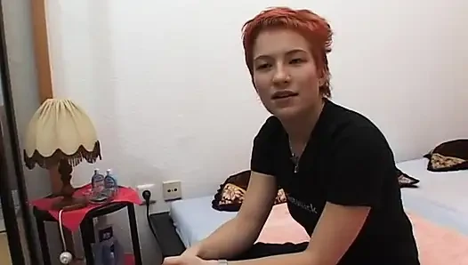 Соблазнительная рыжая сделает тебя возбужденной