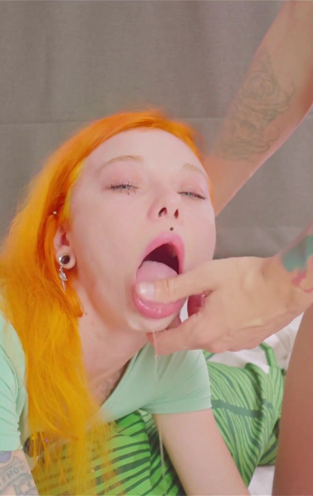 Urmărește-o pe Lia cum își împinge limitele în această întâlnire intensă cu colegul de cameră