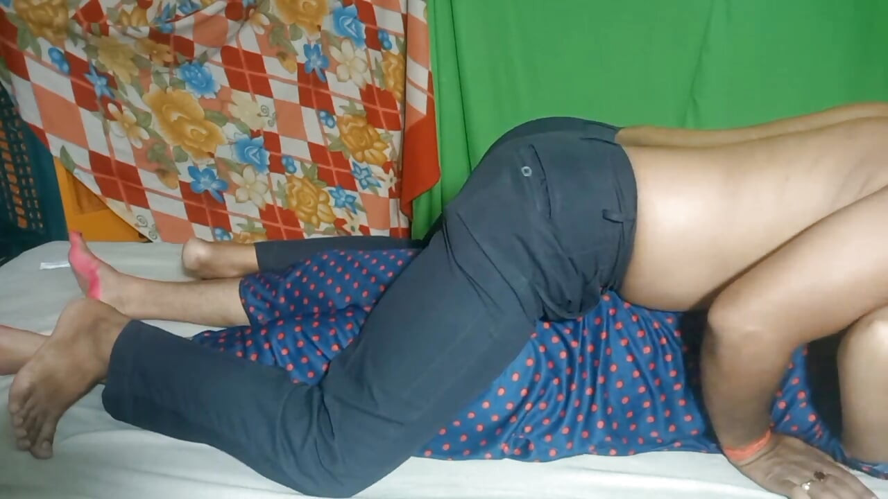 インドのホットなブーディが新しい客をベッドで待っている。