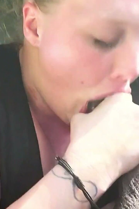 Bold en plein jour presque surpris en train de faire du coquin