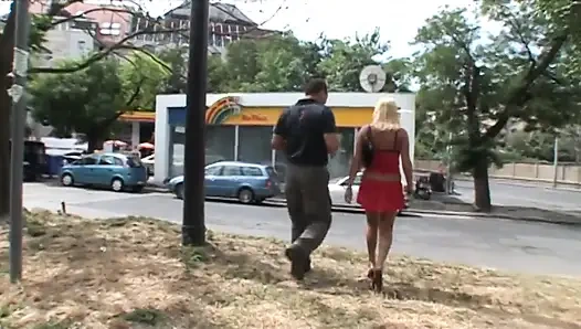 Tatlı sarışın sikiliyor ve götü sert bir yarakla sikiliyor götüne boşalıyor