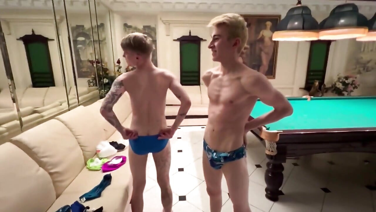 Seorang pelajar menggoda kawan dengan batang besar untuk seks di sauna, twinks mengongkek antara satu sama lain dan selesai