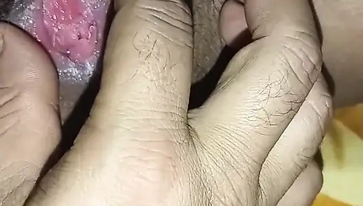 Pijat memek adik tiri dipijat