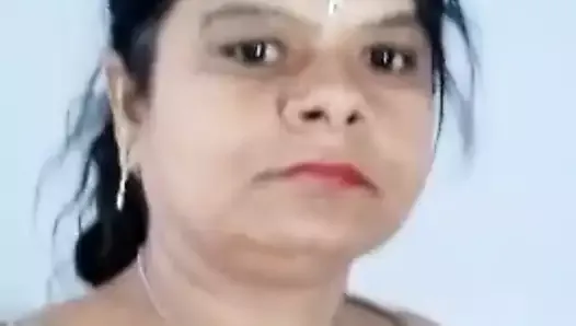 Индийская тетушка дези показывает сиськи и киску