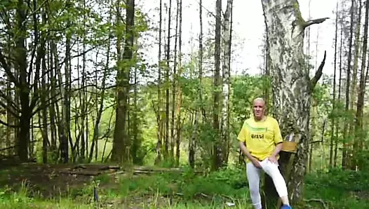 In weise unterhosen im Wald