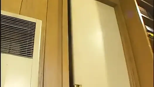 Seksi kaltak içeride aygırlarla üçlü seks sırasında iki yarağı birden alıyor